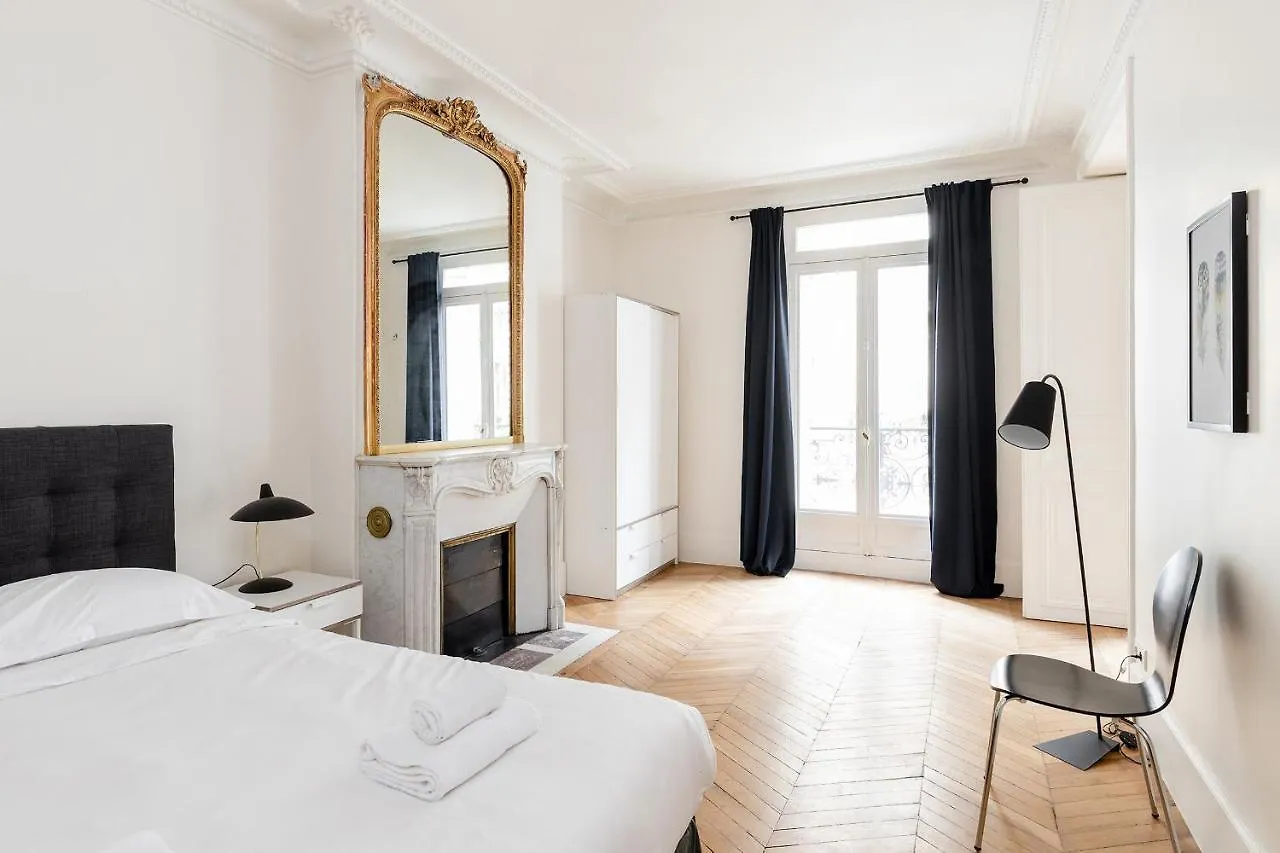 פריז Sevres-Babylone - St Germain Apartment