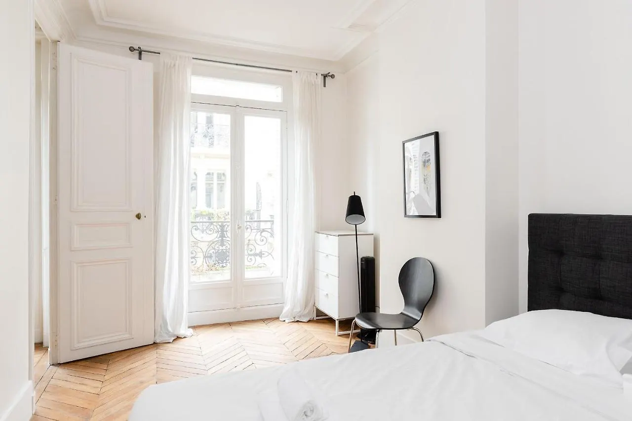 פריז Sevres-Babylone - St Germain Apartment